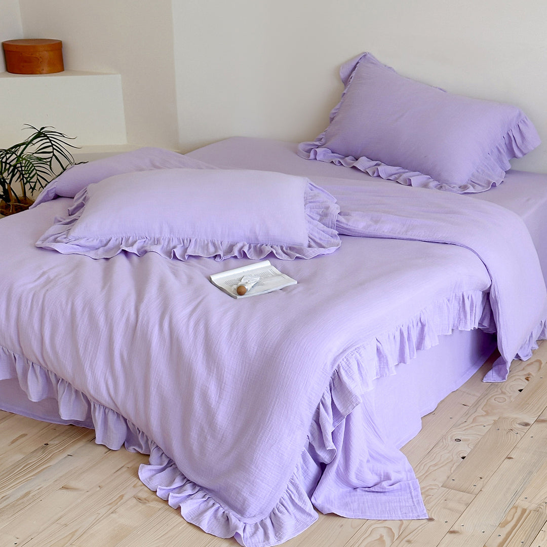 Bedding set with ruffles in lightweight cotton muslin quality
