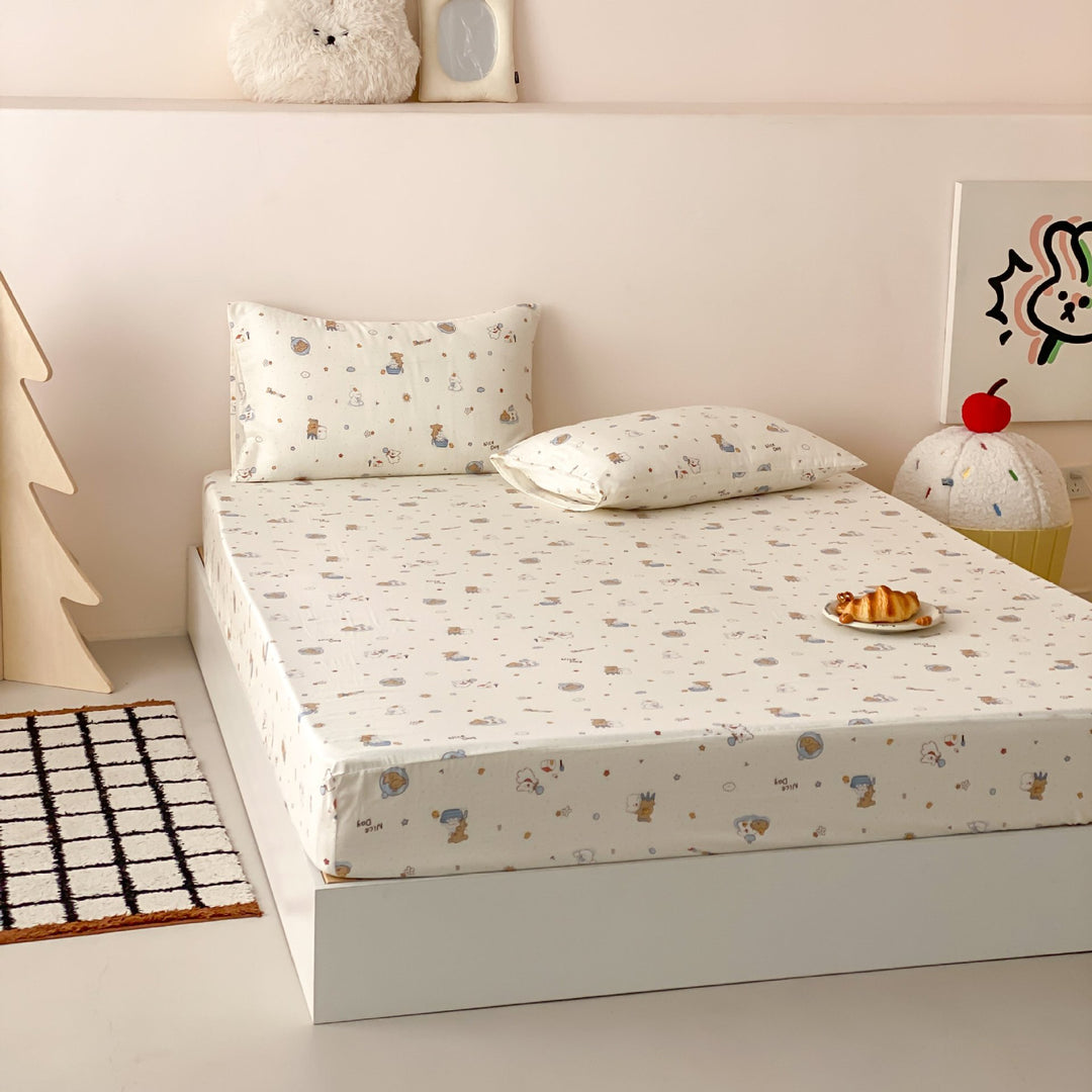 Children's fitted sheet with elastic all-around hem and cute dog print