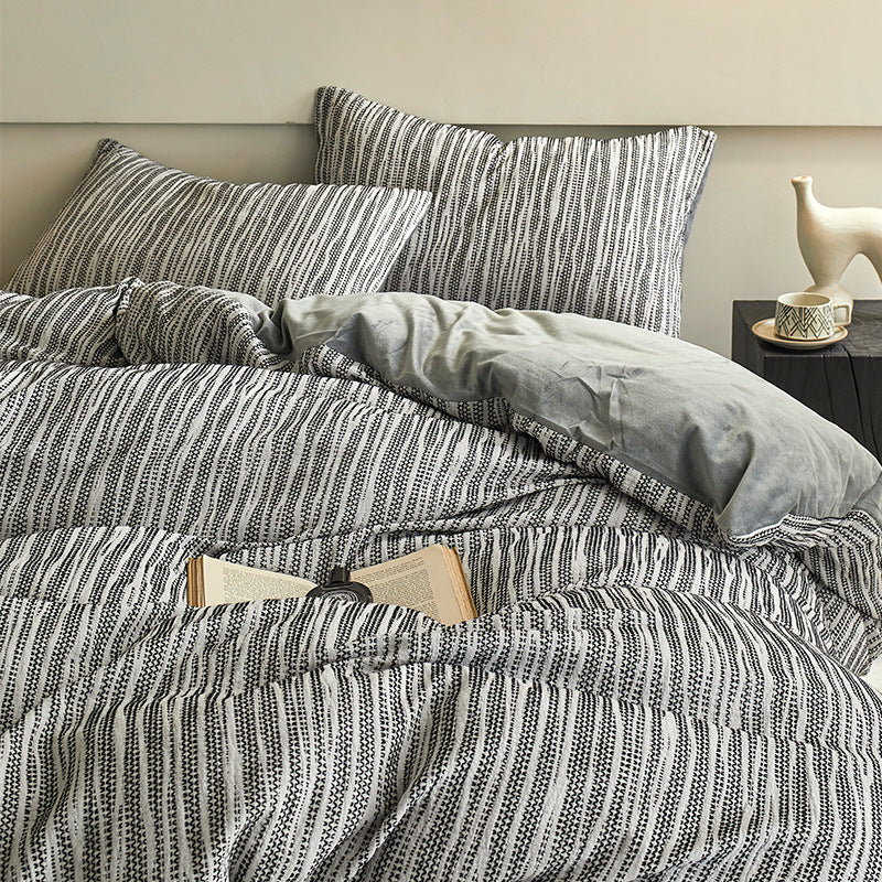 Quilted bedding set made of cotton blend fabric with textured stripes and reversible function
