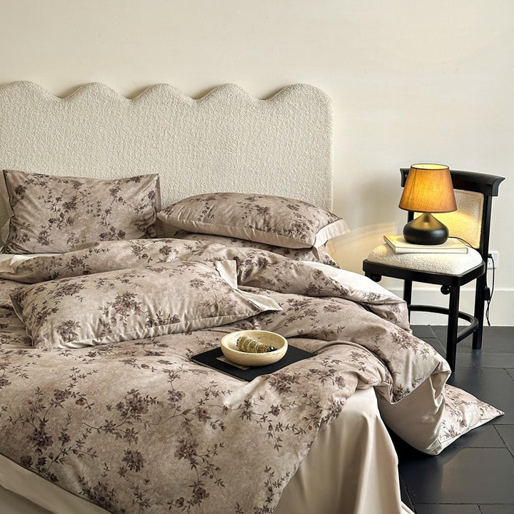 Satin bedding set with floral watercolor pattern and fine hem
