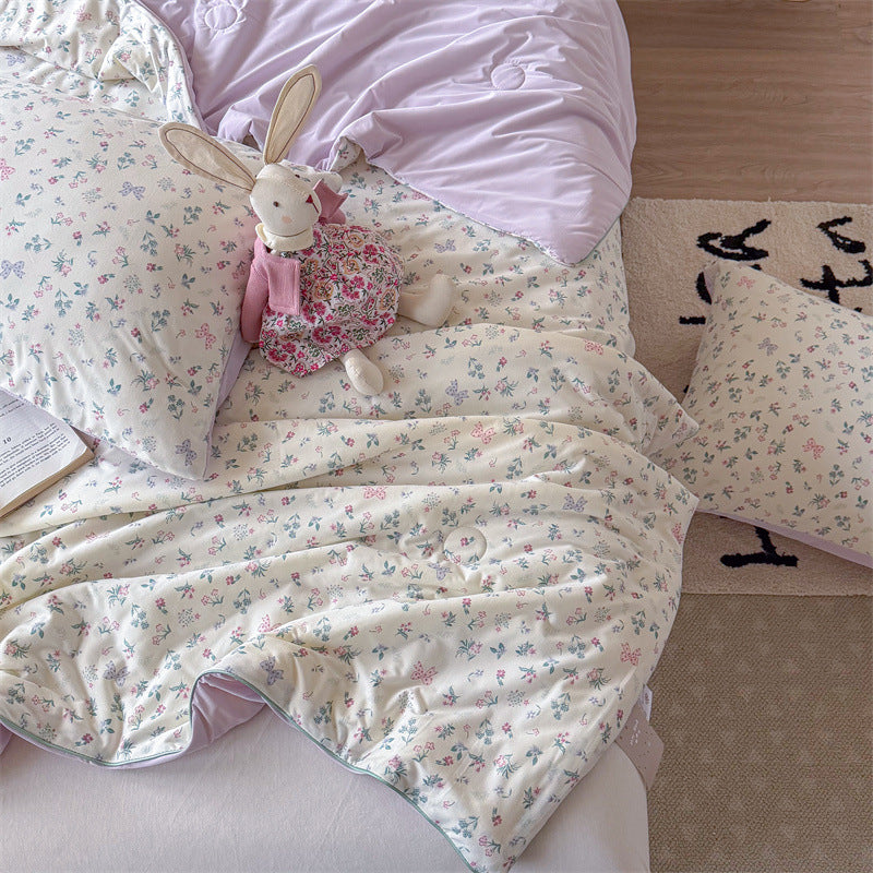 Children's bedding set made of cotton mix with quilted lightweight blanket and star cartoon motif