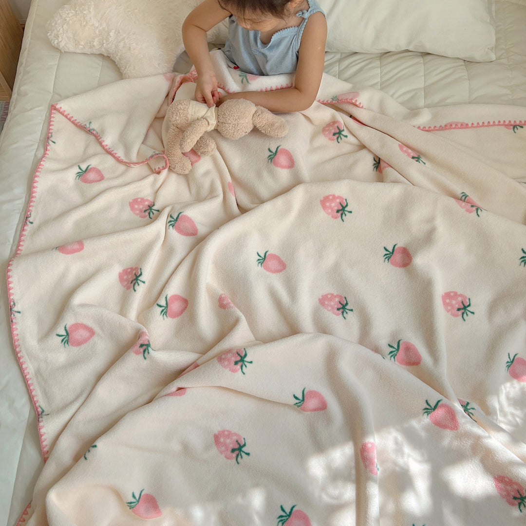 Microfleece cuddly blanket with polka dot pattern and decorative overlock seam