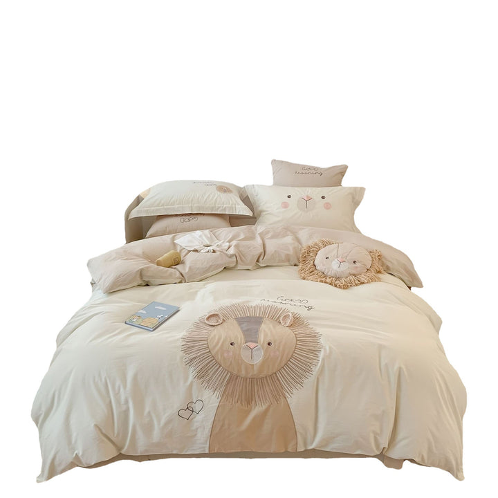 Cozy children's bedding set with playful lion appliqué made of cotton