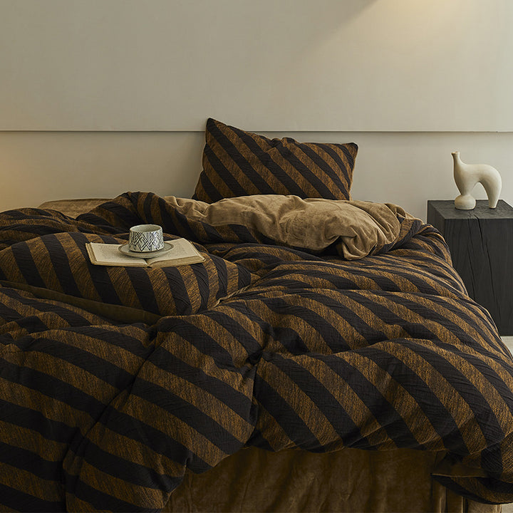 Quilted bedding set made of cotton blend fabric with textured stripes and reversible function