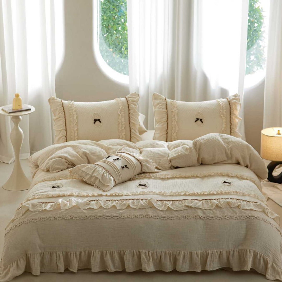 Romantic bedding set in muslin with ruffles and lace border