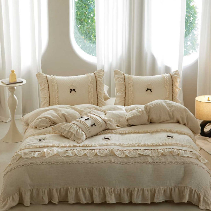 Romantic bedding set in muslin with ruffles and lace border