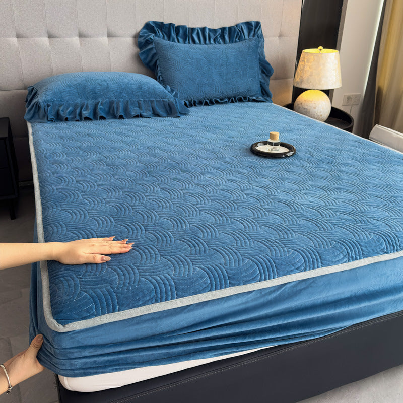 Padded bedspread with quilted velvet surface and ruffled pillow covers