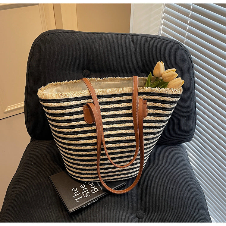 Generous beach bag with leather handles Stornfield