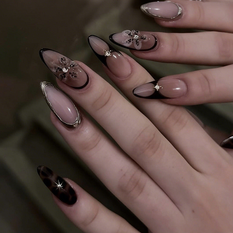 Artificial nail set with elegant tips and trendy accents Stornfield