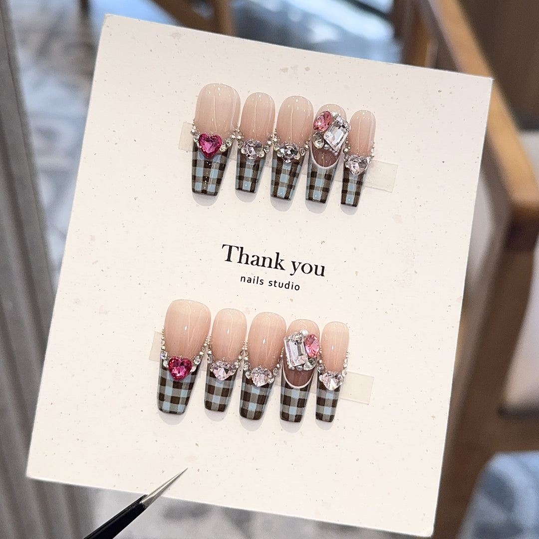Artificial nails with elegant checkered pattern and jewelry details Stornfield