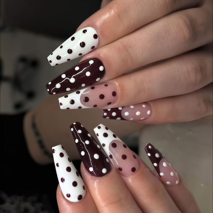 Artificial nails in the popular polka dot design Stornfield