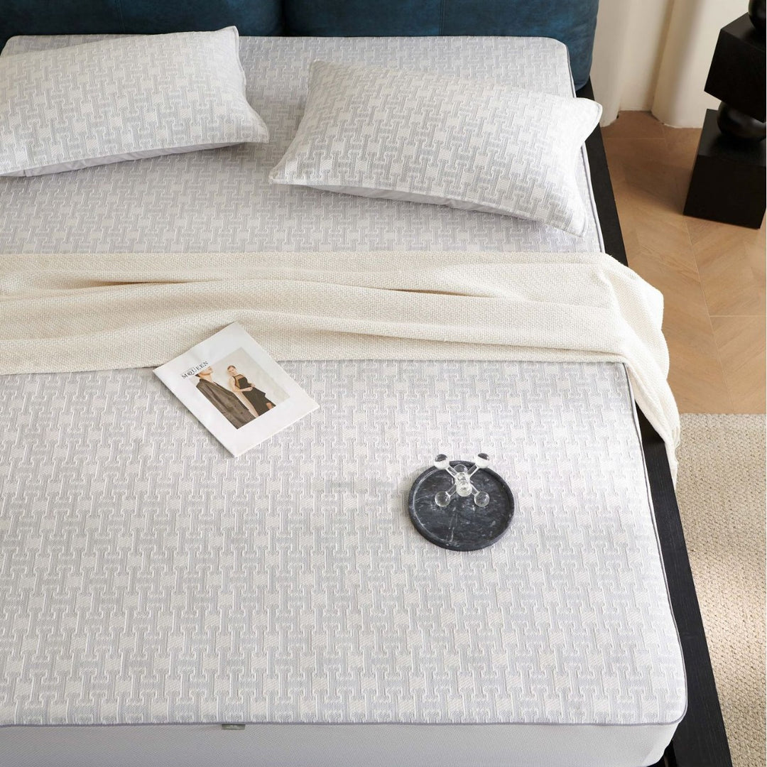 Breathable mattress topper made of memory foam with removable cotton cover