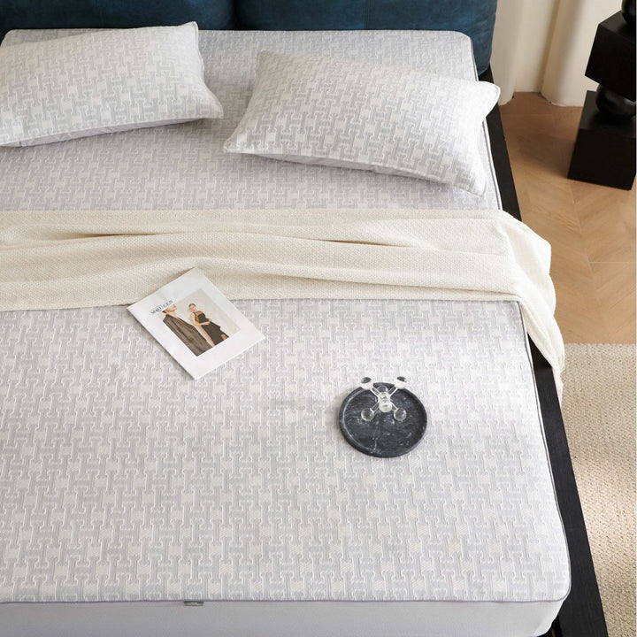 Breathable mattress topper made of memory foam with removable cotton cover