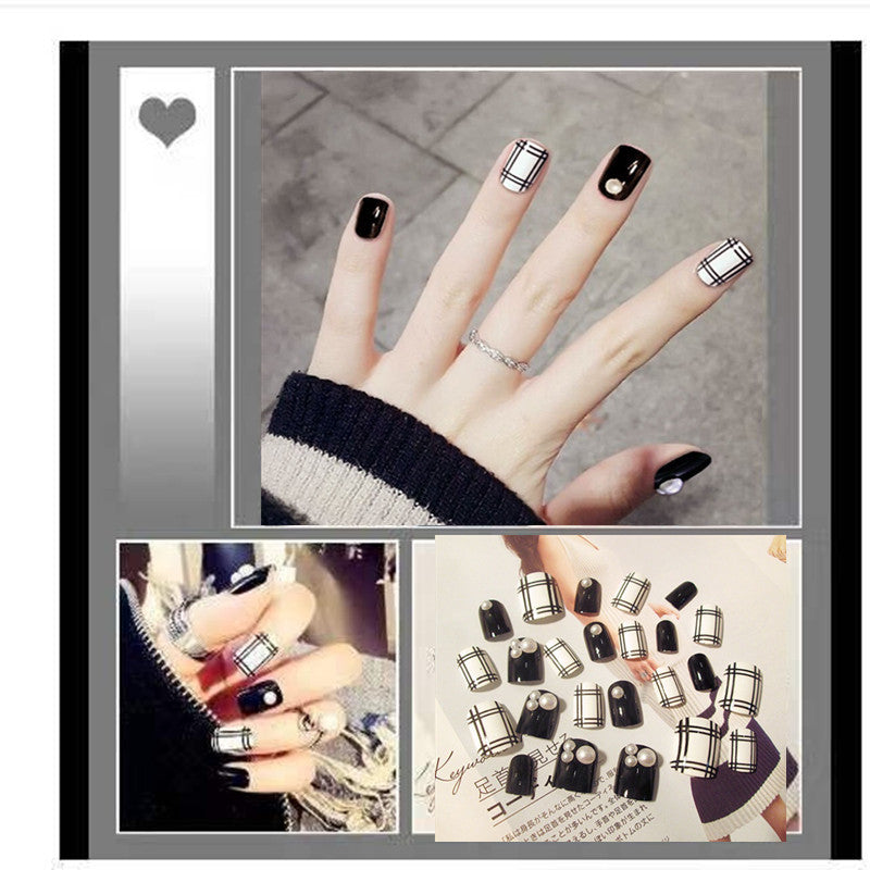 Artificial nails in modern check pattern Stornfield