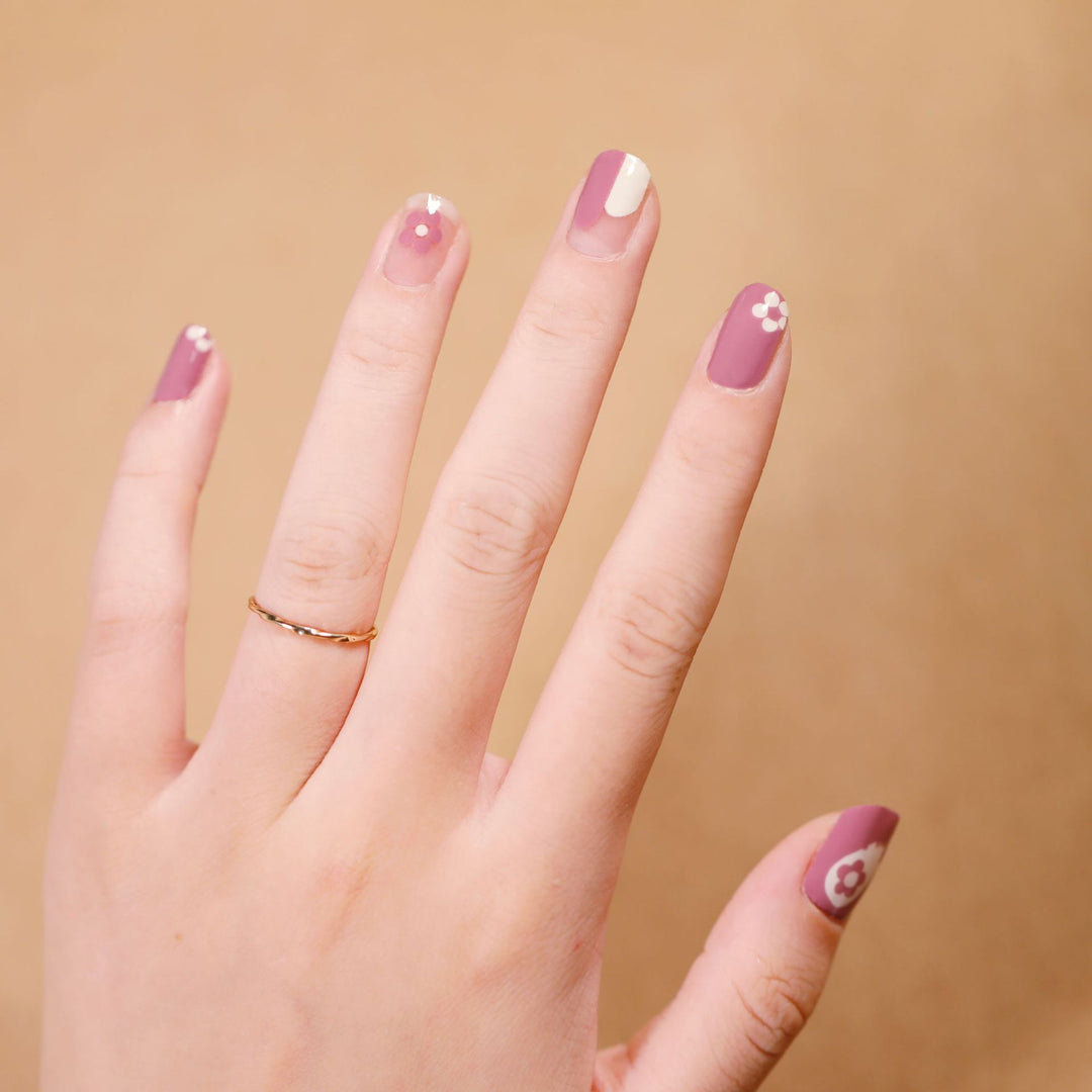 Artificial nail design with heart motif Stornfield