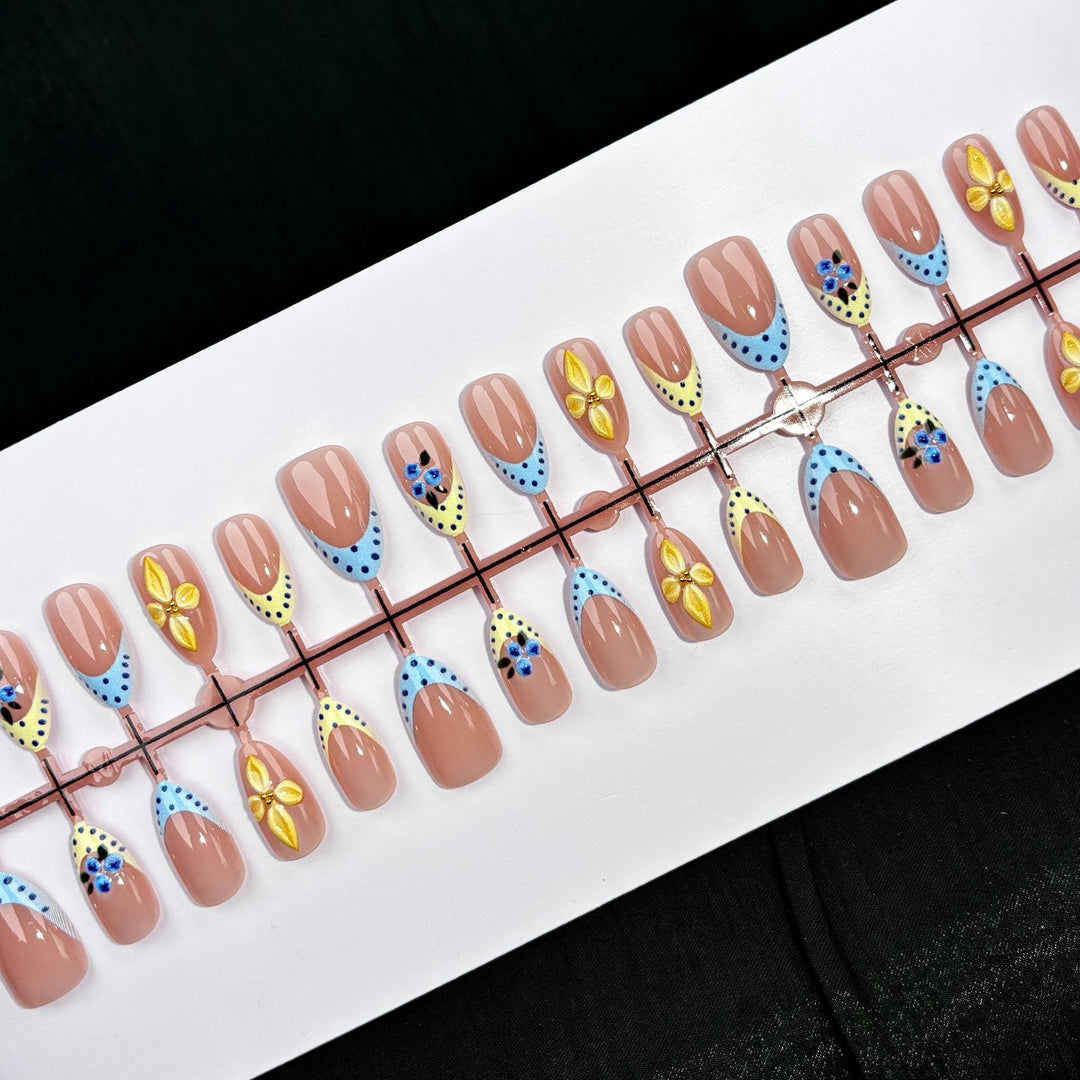 Elegant Floral Pattern Press-On Nail Set