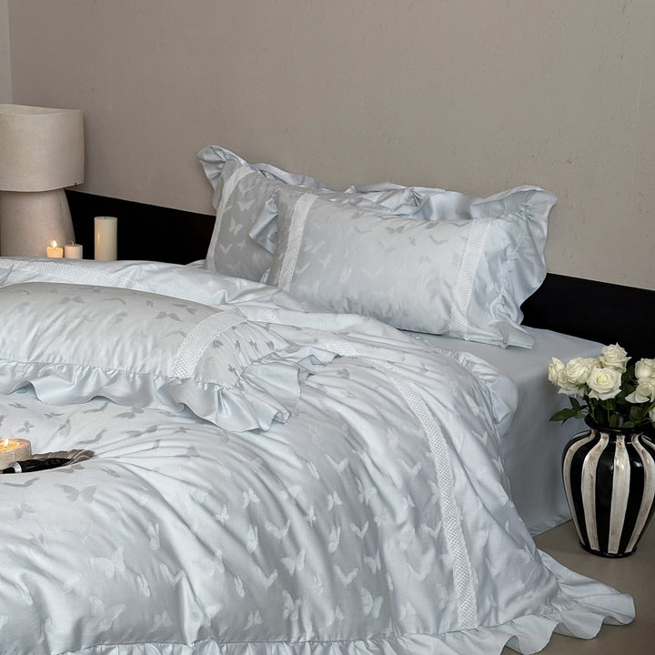 Jacquard bedding set with ruffles and fine decorative seam