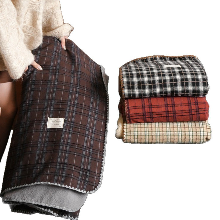 Reversible cuddly blanket made of checkered flannel with soft fleece lining