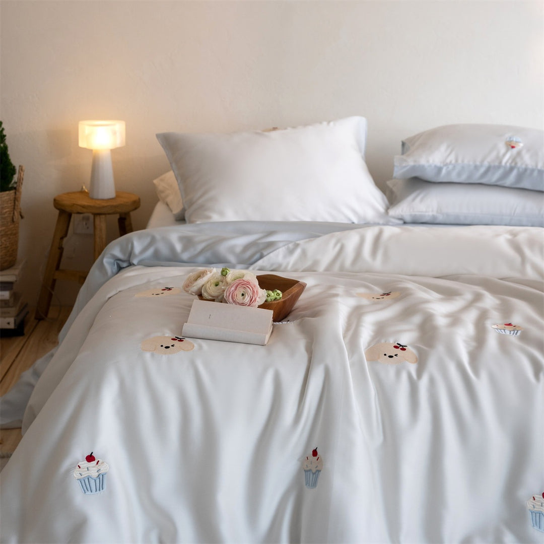 Satin bedding set with fine balloon and animal embroidery
