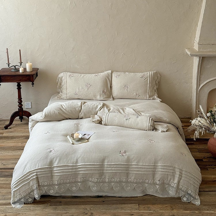 Bedding set made of lightweight cotton gauze with vintage rose embroidery and fine lace trim