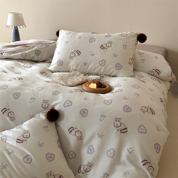 Children's bedding set with pompom corners and playful animal and heart print