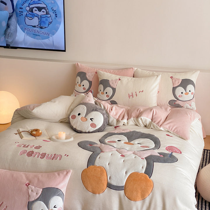 Children's bedding set with 3D penguin applications