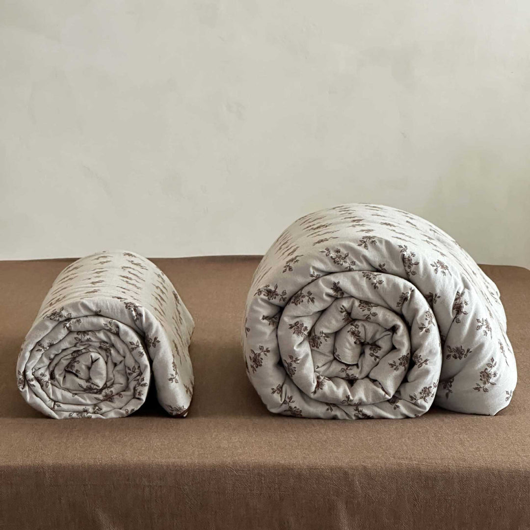 Bedding set made of cotton-linen mix with delicate floral print and reversibility