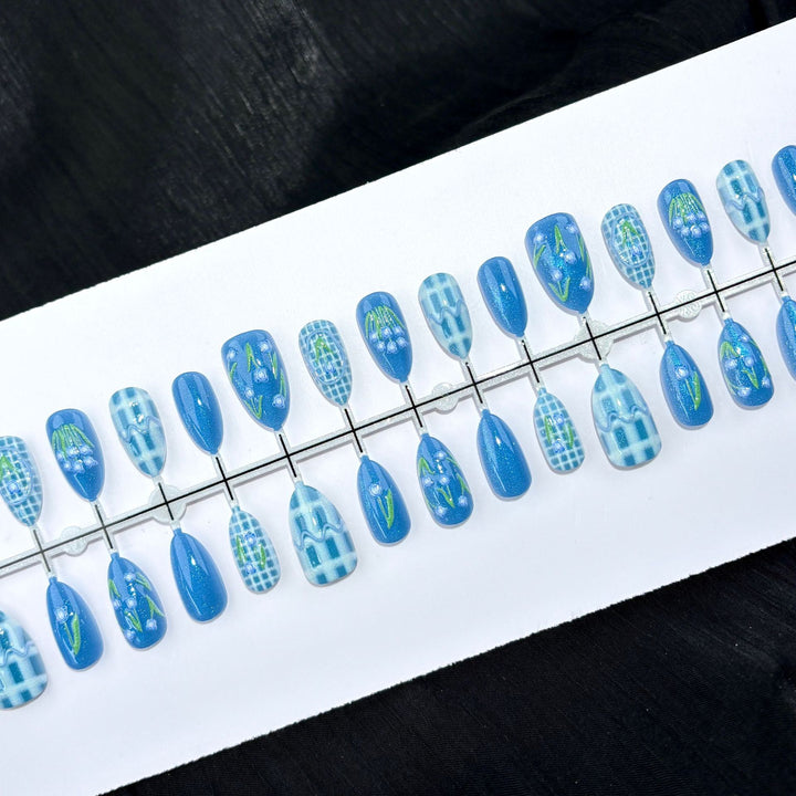 Artistic Themed Press-On Nail Art Set