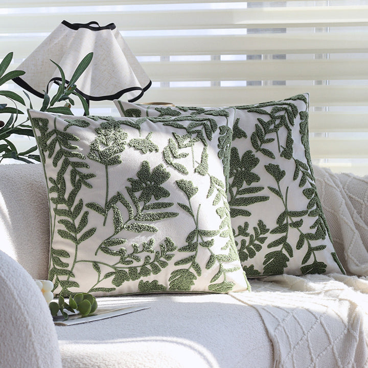 Elegant and decorative pillow with floral design