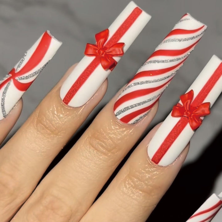 Festive Holiday-Theme Press-On Nail Art Stornfield
