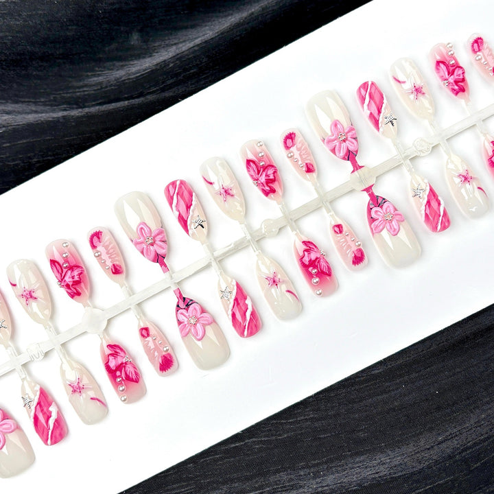 Artistic Press-On Nail Art Set with Floral Accents 1790746131