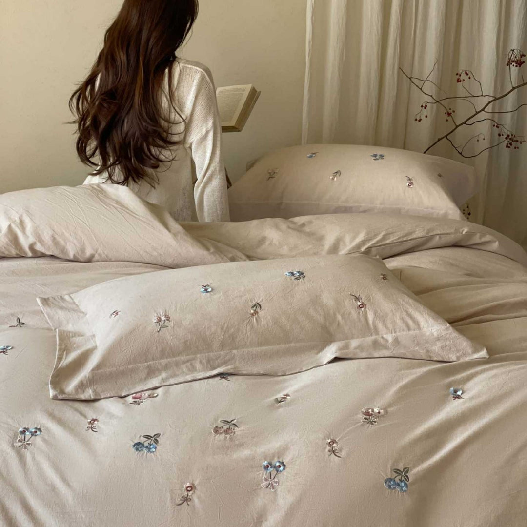 Bedding set made of soft cotton satin with delicate floral embroidery