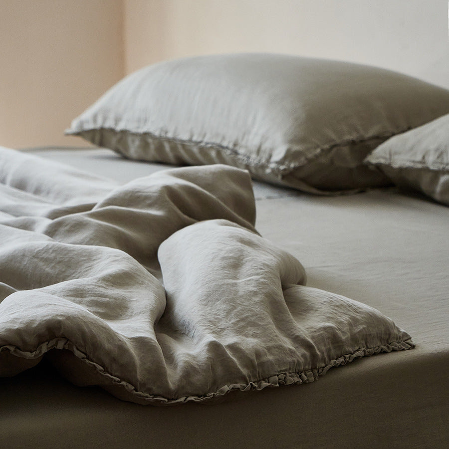 Linen bedding set with ruffled hem