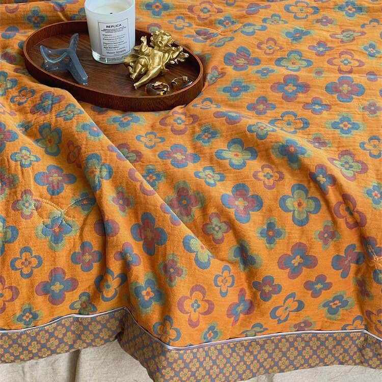 Lightly quilted throw blanket in retro floral jacquard made from cotton-linen mix