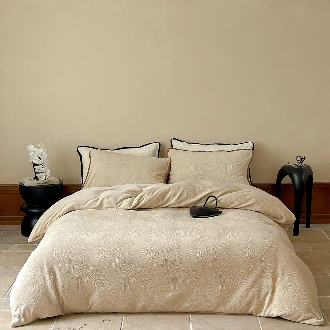 Reversible bedding set made of fine cotton satin with subtle relief pattern and contrast piping