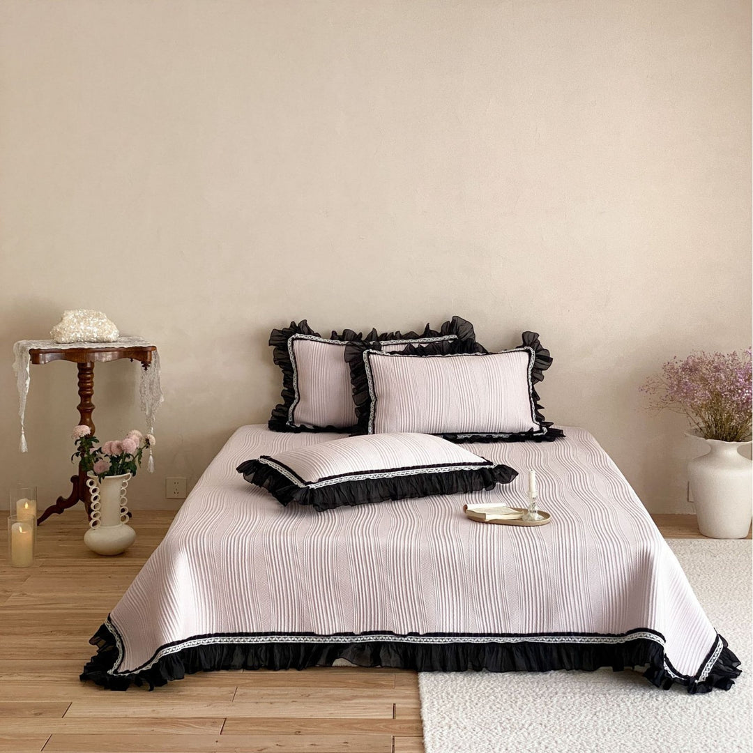 Bedspread with structured wave pattern surface and decorative ruffle trim