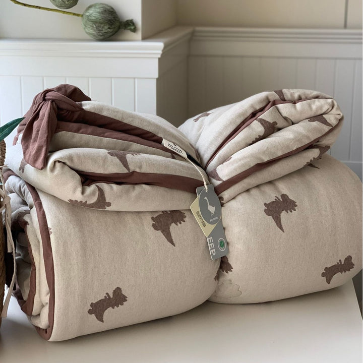 Light quilted blanket with bear jacquard and cotton jersey surface