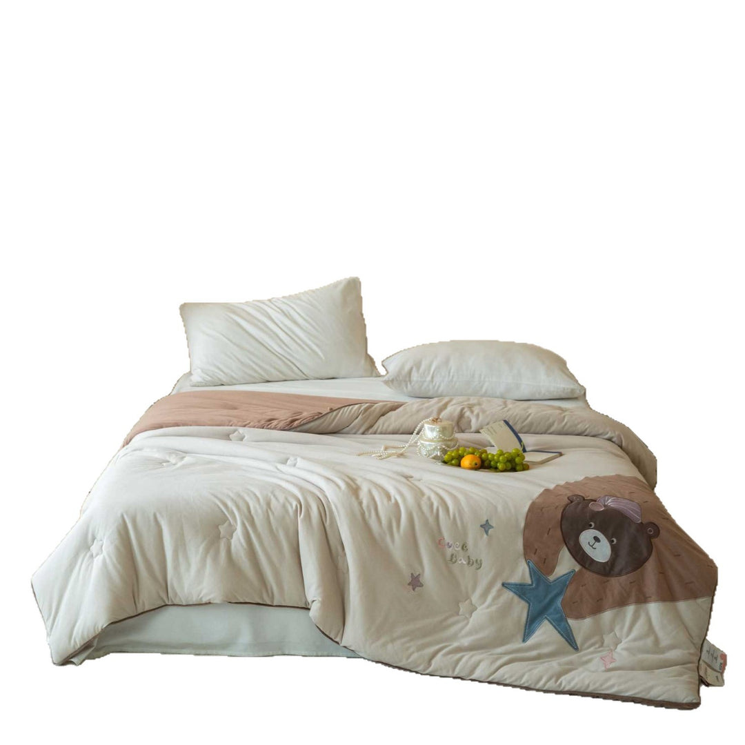 Children's quilt with cute bear appliqué and soft filling