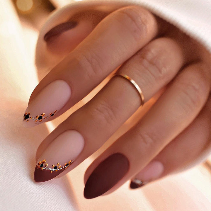 Elegant Press-On Nail Art Set with Glamorous Detail Stornfield