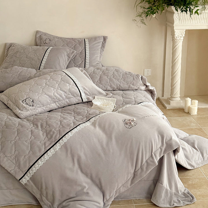 Quilted bedding set with velvet look, quilted heart pattern and lace border