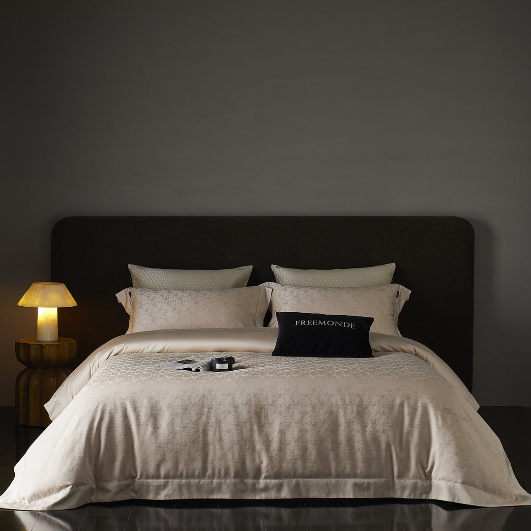 Premium bedding set with fine jacquard pattern and hotel closure Stornfield