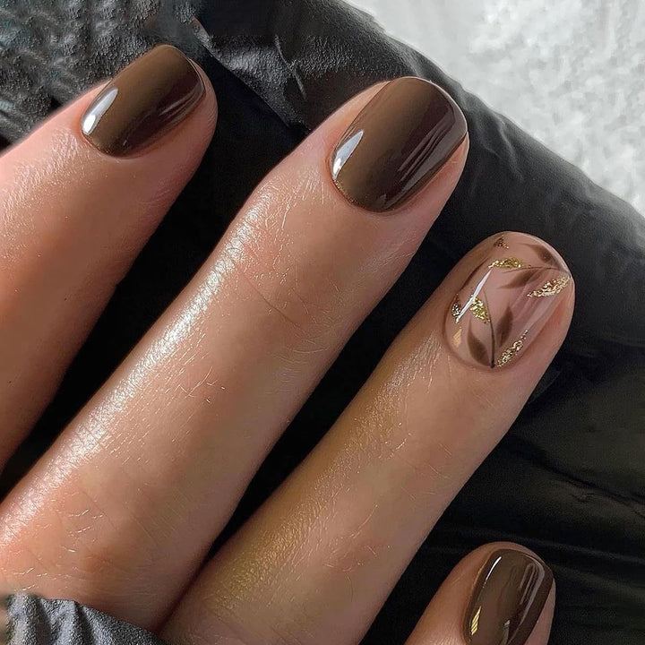 Nail set with elegant marble design and golden accents Stornfield