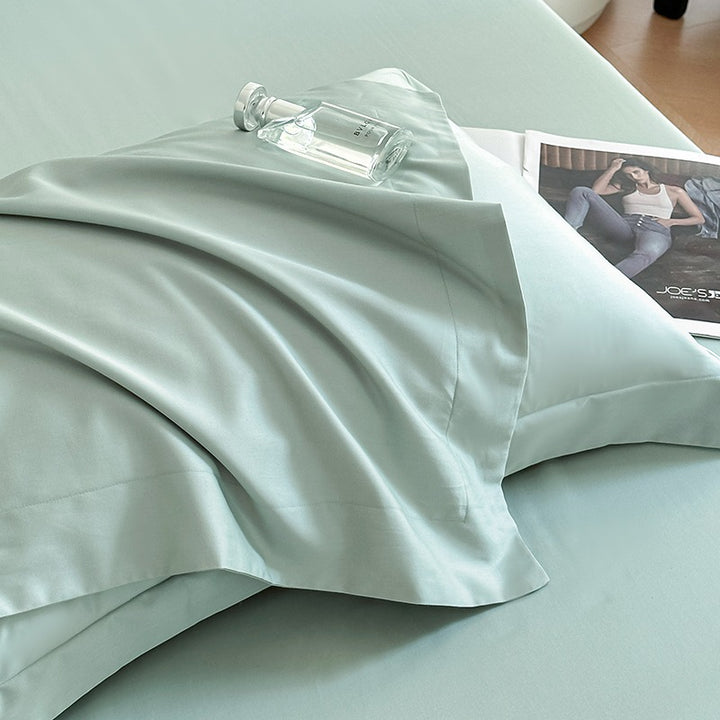Luxurious silk-soft pillowcase made of satin with anti-wrinkle effect