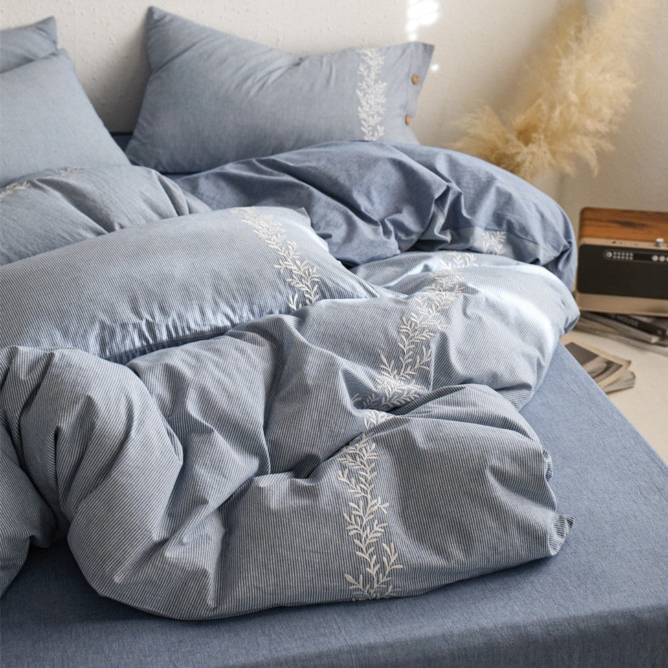Bedding set made of breathable cotton satin with side floral embroidery