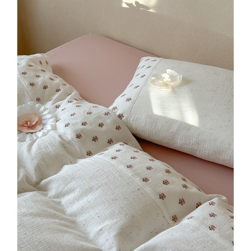 Bedding set made of organic cotton muslin with delicate flower dot embroidery and fitted sheet