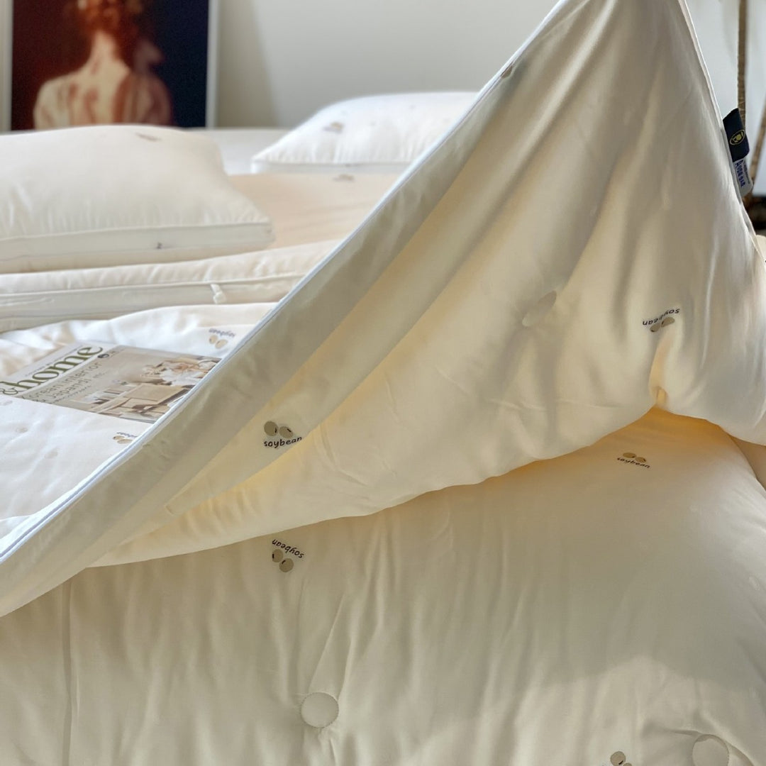Luxurious satin quilt with lightweight filling and silky smooth feel