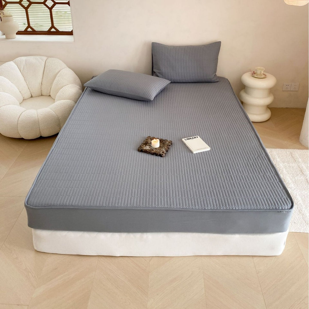 Padded mattress protector with fine quilted texture and all-round elastic band