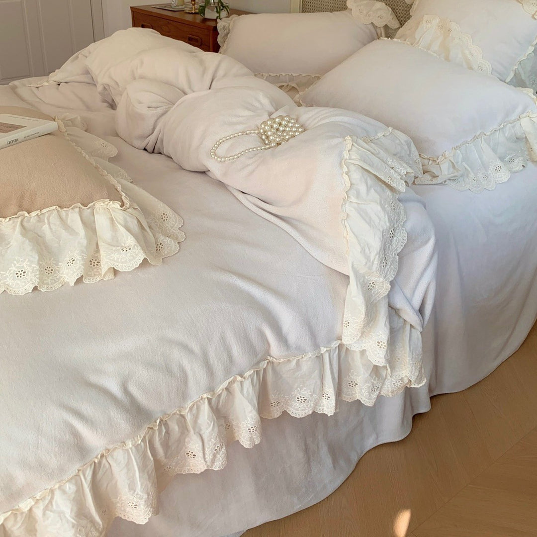 Cozy microfleece bedding set in vintage cottage style with cotton lace trim