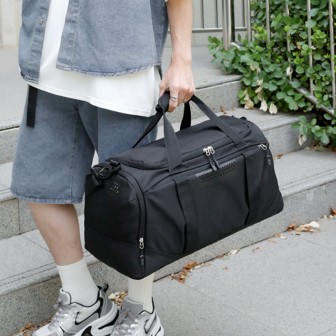 Sporty travel bag with insulating interior compartment Stornfield