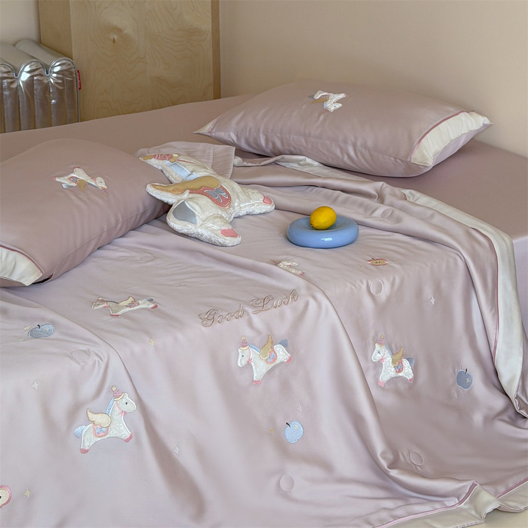 Children's bedding set with appliquéd animal figures, satin cover and quilted blanket